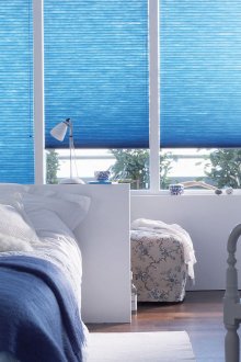 Μπλε κουρτίνες στο υπνοδωμάτιο