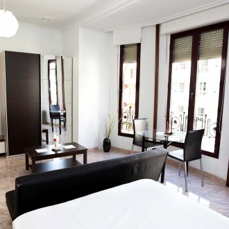 Εσωτερικό διαμέρισμα στούντιο με παράθυρο κόλπων