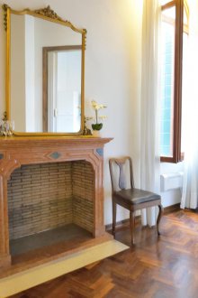 Εσωτερικό διαμέρισμα στούντιο με τζάκι