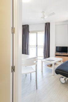 Εσωτερικό ενός διαμερίσματος στούντιο με πτυσσόμενα έπιπλα