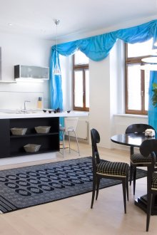 Κουζίνα με μπλε κουρτίνες