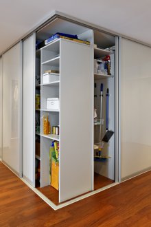 Εσωτερικό διαμέρισμα στούντιο με ντουλάπα