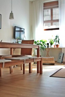 Εσωτερικό διαμέρισμα στούντιο με τραπέζι