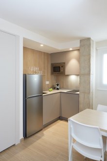 Εσωτερικό διαμέρισμα στούντιο με κουζίνα στη γωνία