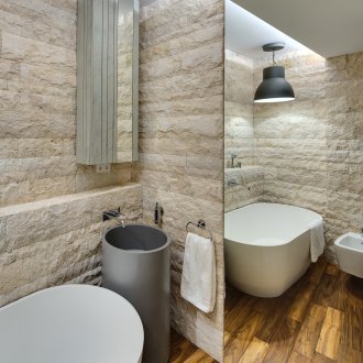 Εσωτερικό μπάνιο με καθρέφτη σε διαμέρισμα στούντιο