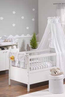 Das Zimmer für das Neugeborene ist weiß