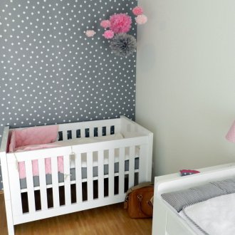 Platz für ein Neugeborenes mit Papiertapete