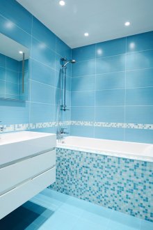 Μπλε πλακάκια και μωσαϊκό στο μπάνιο