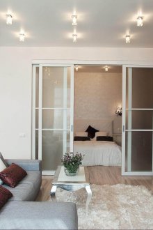 Συνδυασμένο σαλόνι και υπνοδωμάτιο με διαχωριστικά και πόρτες