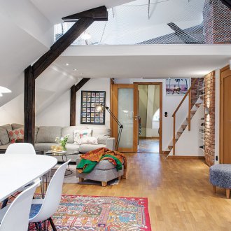 Συνδυασμένο σαλόνι και υπνοδωμάτιο με εντοιχισμένο δάπεδο