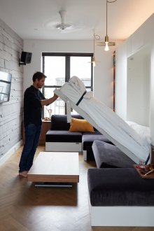 Συνδυασμένο σαλόνι και υπνοδωμάτιο με πτυσσόμενα έπιπλα