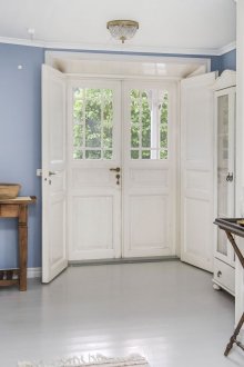 Διάδρομος με μπλε και άσπρο τοίχο