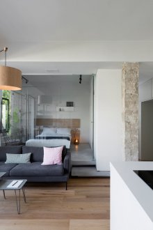 Υπνοδωμάτιο υπνοδωματίου με χωρίσματα από γυαλί