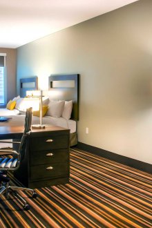 Υπνοδωμάτιο στο σαλόνι με τραπέζι