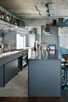 Κουζίνα με μπλε τοίχο