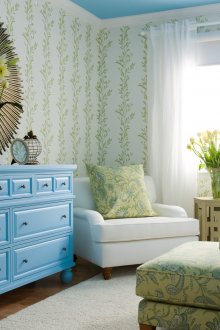 Μπλε έπιπλα και οροφή στο υπνοδωμάτιο