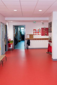 Παιδική διακόσμηση ομάδας με κόκκινο χρώμα