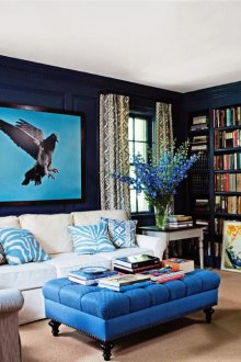 Ο συνδυασμός μπλε και σκούρου μπλε στο εσωτερικό του καθιστικού