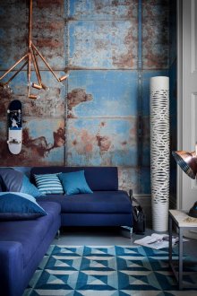 Ο συνδυασμός μπλε και άλλων στοιχείων στο σαλόνι