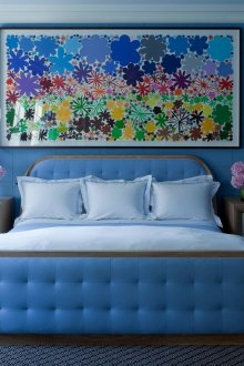 Μπλε-μπλε κρεβατοκάμαρα με φωτεινή εικόνα