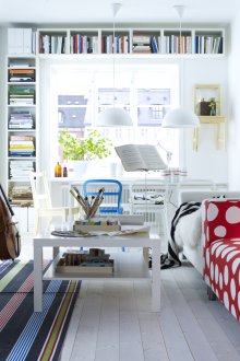 Στενό νηπιαγωγείο με καναπέ