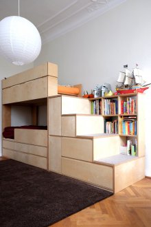 Στενό φυτώριο με έπιπλα από κόντρα πλακέ