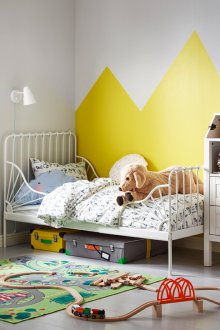 Στενό φυτώριο με κρεβάτι από σφυρήλατο σίδερο