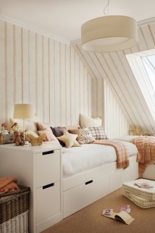 Στενό φυτώριο με ριγέ ταπετσαρία