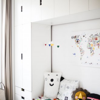 Στενό φυτώριο με ντουλάπα