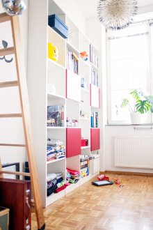 Στενό φυτώριο με ράφι