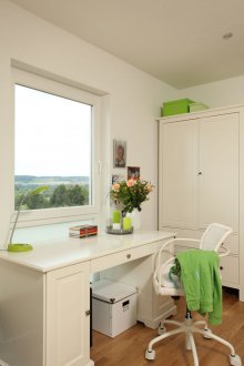 Στενό νηπιαγωγείο με τραπέζι