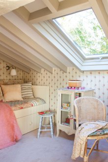 Τα παιδιά στην σοφίτα με floral ταπετσαρία