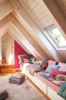 Αττικό δωμάτιο με καναπέ