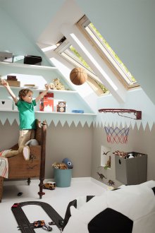 Αττικό παιδικό δωμάτιο με μια εικόνα στους τοίχους