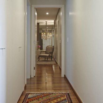 Βαμμένοι τοίχοι στο εσωτερικό του διαδρόμου