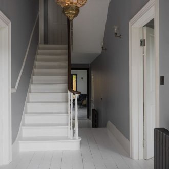 Πολυέλαιος στο εσωτερικό του διαδρόμου