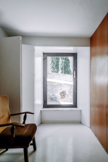 Καφέ πάνελ στο εσωτερικό του διαδρόμου