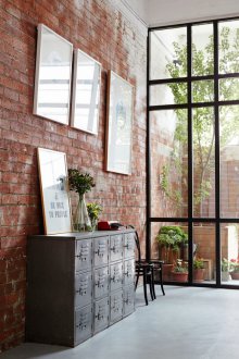 Διαχωριστικό μαύρου γυαλιού στο εσωτερικό του διαδρόμου