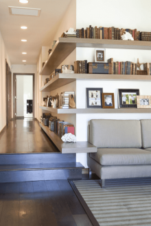 Ράφια στο εσωτερικό του διαδρόμου