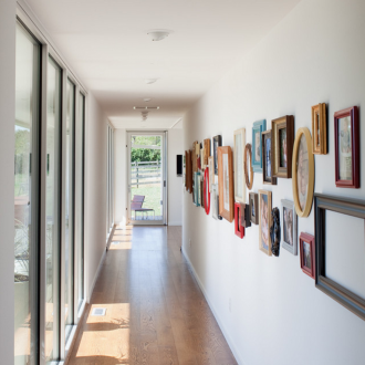 Πολύχρωμα πλαίσια στο εσωτερικό του διαδρόμου