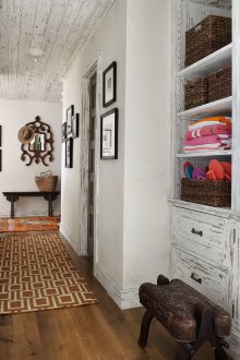 Καθαρό εσωτερικό κομψό διάδρομο