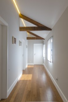 Φωτεινό εσωτερικό του διαδρόμου