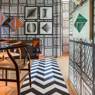 Ασπρόμαυρο χρώμα στο εσωτερικό του διαδρόμου στο ύφος της τεχνολογίας.