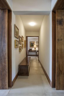 Εσωτερικός διάδρομος ενός εξοχικού σπιτιού