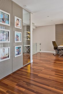 Γκρι χρώμα στο εσωτερικό του διαδρόμου με καθρέφτες