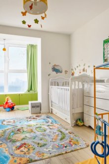 Παιδική περιοχή για ένα νεογέννητο με μπαλκόνι