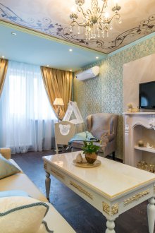 Παιδική περιοχή για ένα νεογέννητο σε ένα κλασικό σαλόνι