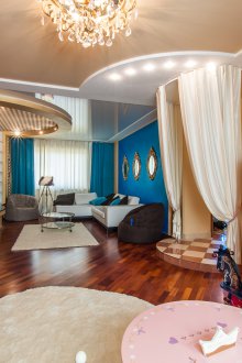 Παιδική περιοχή για ένα νεογέννητο στο σαλόνι