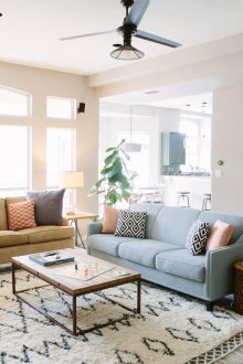 Παιδικό τραπέζι στο σαλόνι