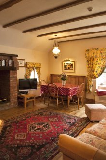 Εξοχικό σπίτι με τζάκι και δοκούς